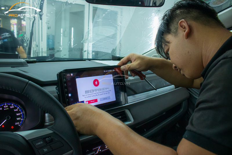 Thi công lắp màn hình android cho ô tô