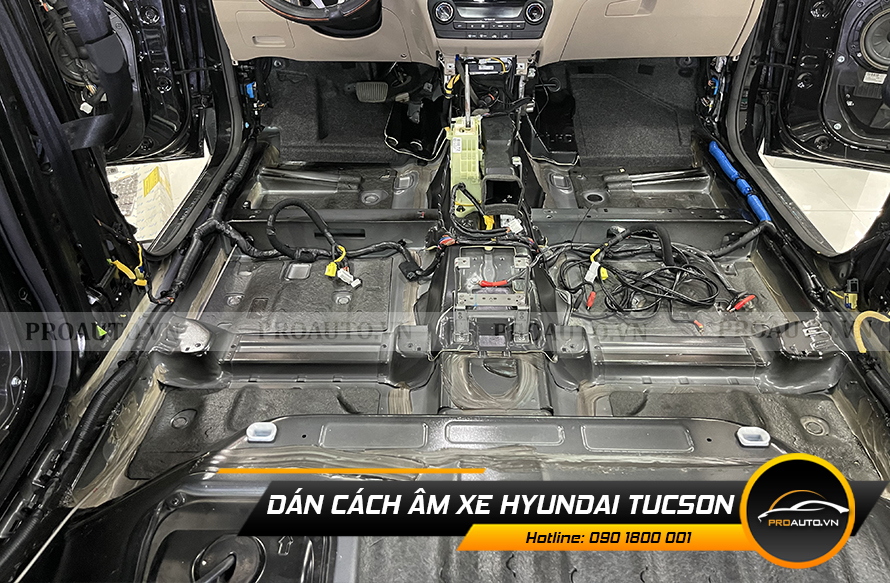 Hyundai Tucson trước khi dán cách âm sàn xe