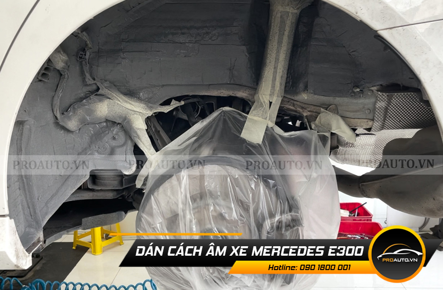 Xịt phủ gầm cách âm chống ồn hốc bánh xe Mercedes E300