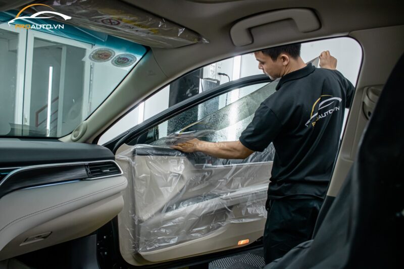 Dán phim cách nhiệt xe Toyota Camry - Bảo vệ an toàn cho xe 24/24h