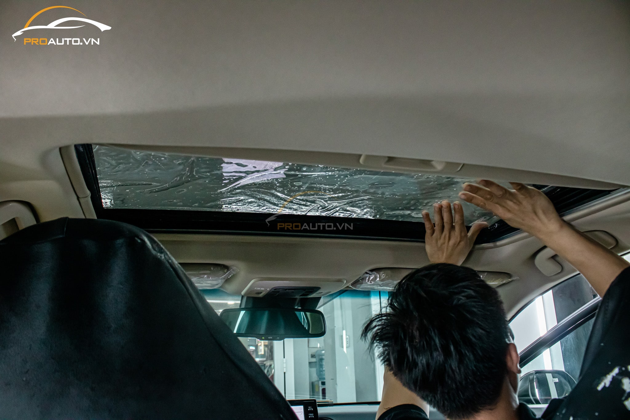Dán phim cách nhiệt xe Toyota Camry - Tạo sự riêng tư bên trong xe