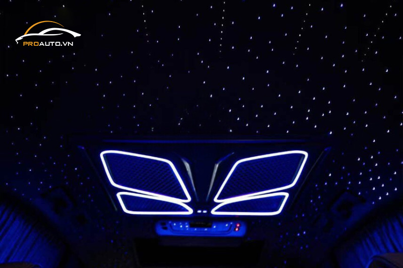 Độ đèn trần cánh bướm cho xe SedonaĐộ đèn trần phi thuyền cho xe Sedona