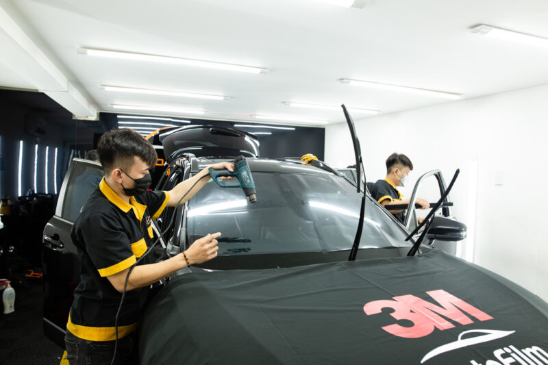 Quy trình dán phim cách nhiệt xe Toyota Corolla Cross đạt chuẩn tại Proauto.vn