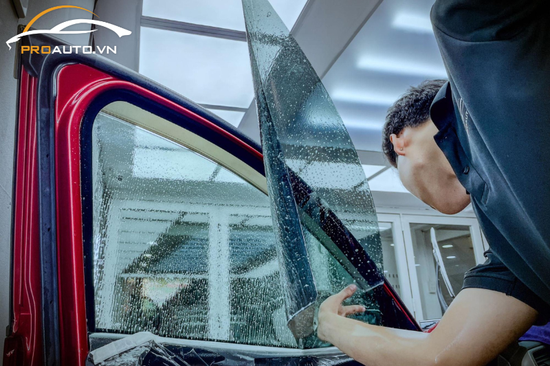 Hình ảnh thi công dán phim cách nhiệt xe Toyota Vios