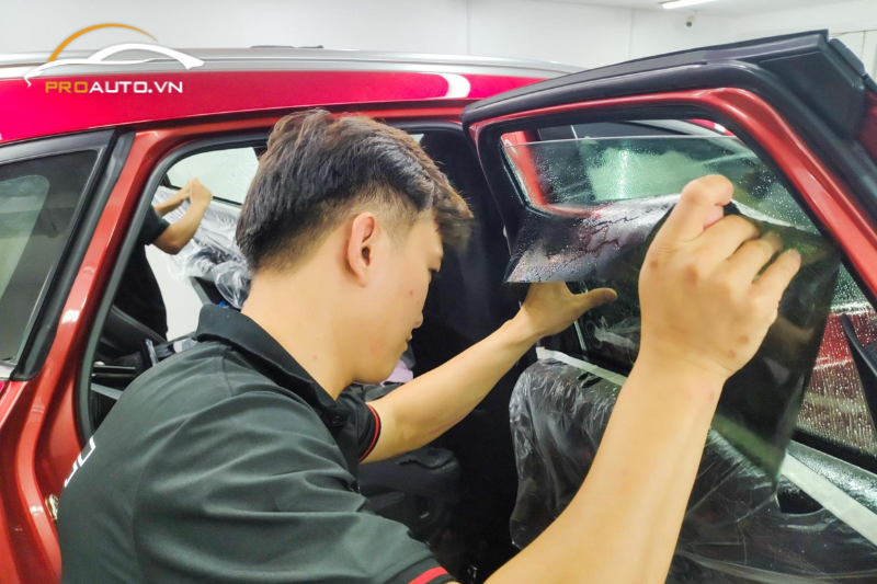 Kỹ thuật viên dán phim cách nhiệt cho kính xe hơi