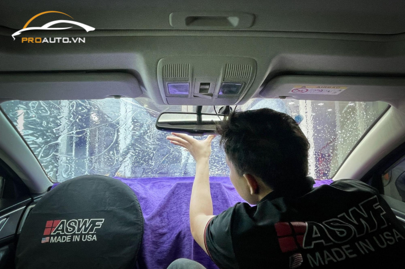 Quy trình dán phim cách nhiệt xe Toyota Rush tại PROAUTO.VN