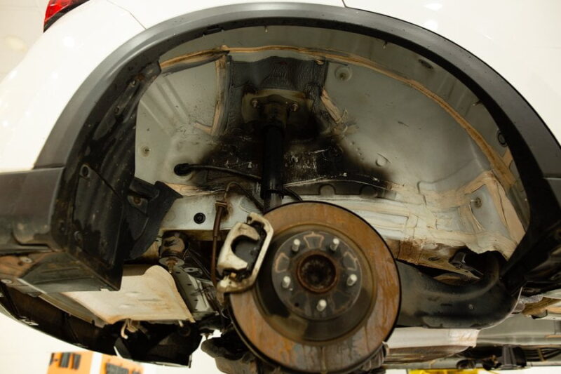 Hốc bánh xe Mazda CX5 trước khi xịt phủ