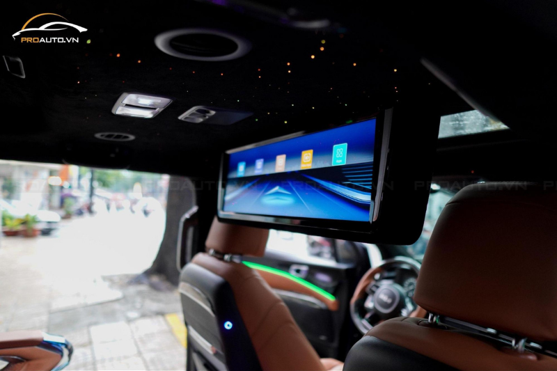 Độ màn hình TV 24 inch cho xe Kia Carnival sang trọng