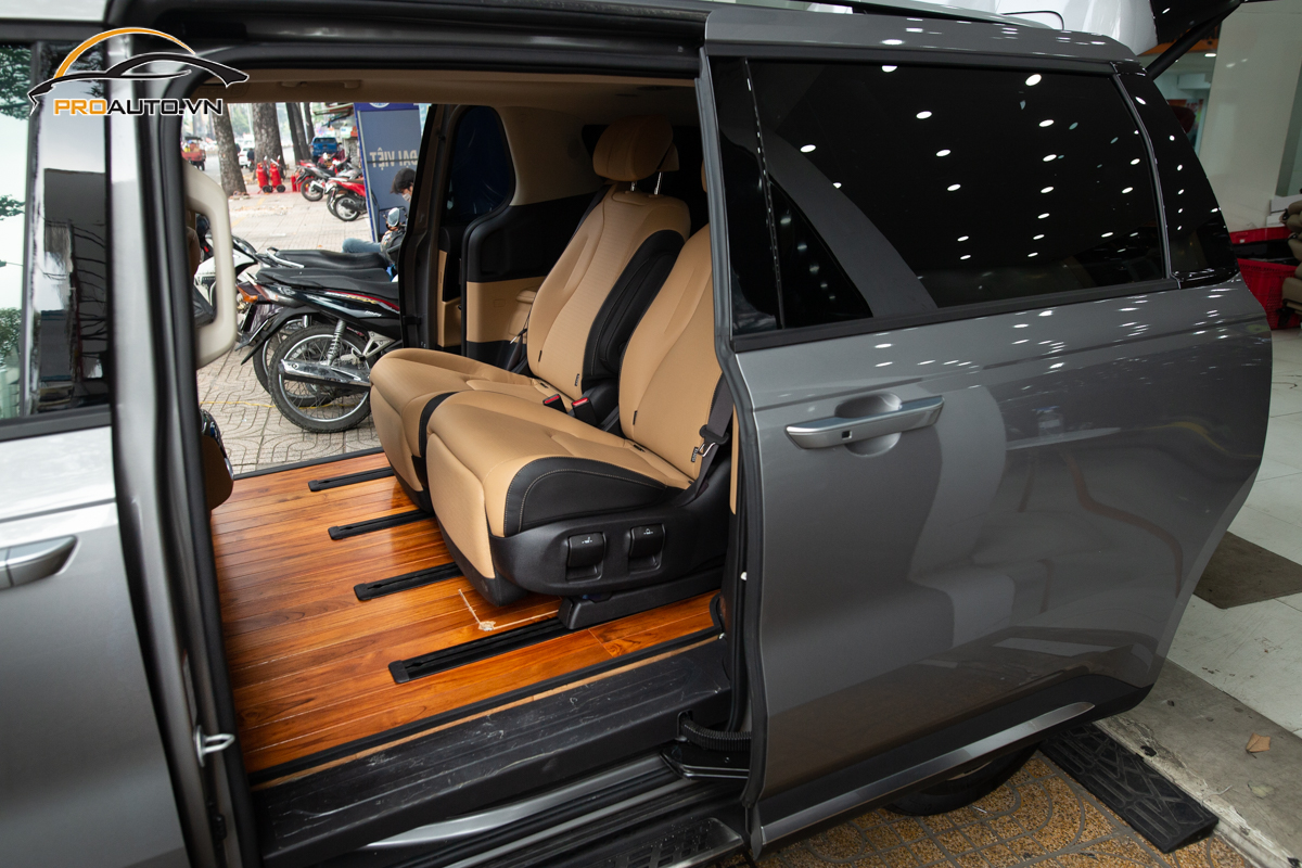 Chiếc xe Mercedes V250 độ sàn gỗ sẽ khiến bạn cảm thấy như đang đi trên một tấm thảm đỏ sang trọng. Hãy xem hình ảnh để khám phá từng chi tiết của xe, từ nội thất đến ngoại thất, tất cả đều đạt đến mức độ hoàn hảo và tạo nên sự khác biệt cho chiếc xe của bạn.