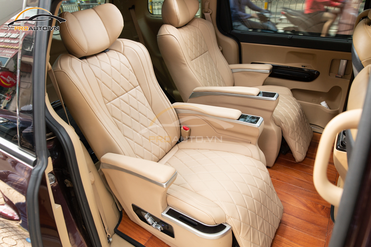 Nâng cấp độ sàn gỗ cho xe Kia Sedona sẽ tăng thêm vẻ sang trọng và đẳng cấp cho chiếc xe yêu quý của bạn. Với chất liệu gỗ bền chắc và đa dạng về màu sắc, sàn gỗ sẽ giúp tăng thêm giá trị cho xe hơi của bạn.