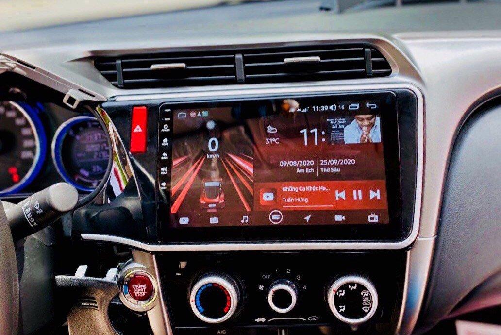 Màn hình ô tô là thiết bị không thể thiếu trong chiếc xe của bạn. Vô vàn tiện ích và ứng dụng hỗ trợ sẽ giúp chuyến đi của bạn trở nên thú vị hơn bao giờ hết. Click vào hình ảnh để khám phá thêm về những tính năng đầy ấn tượng của màn hình ô tô.