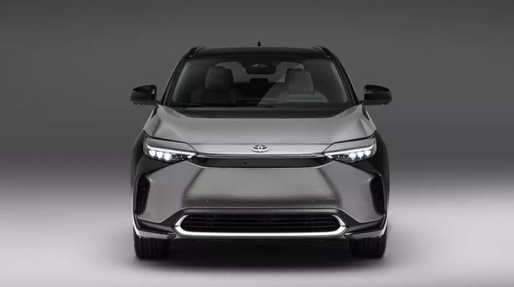 Toyota sẽ tung bZ4x vào Thái Lan ngay cuối năm nay, Việt Nam háo hức chờ tin Noriaki Yamashita – Chủ tịch Toyota Motor Thái Lan đã tiết lộ với phương tiện truyền thông rằng, mẫu crossover chạy điện mới nhất - bZ4X sẽ được tung ra tại Thái Lan vào cuối năm nay.  Đây được cho là một bước đi quan trọng của Toyota nhằm thúc đẩy hoạt động sản xuất phụ kiện xe điện tại Thái Lan và tiếp tục duy trì mục tiêu là biến Thái Lan trở thành cơ sở sản xuất chính để lắp ráp các mẫu xe điện trong tương lai. Theo kế hoạch, bZ4X sẽ có mặt tại Thái Lan vào cuối năm 2022 và với hai phiên bản được cung cấp bao gồm: mô hình cơ sở dẫn động cầu trước với một động cơ điện gắn trên trục trước cho công suất 201 mã lực và mô men xoắn 265Nm; mô hình phiên bản dẫn động bốn bánh sử dụng hai động cơ điện một cho trục trước và một trục sau khác tạo ra công suất 215 mã lực và mô-men xoắn 336 Nm. Cả hai mẫu xe đều sử dụng pin lithium 71,4 kWh và được làm mát bằng dung dịch. Khi được sạc đầy, phạm vi hoạt động là hơn 450 km. Toyota tuyên bố rằng pin sẽ không bị mất quá 10% hiệu suất trong 10 năm hoặc 240.000 km. Pin của bZ4X được trang bị đầy đủ các tính năng an toàn như kiểm tra điện áp, nguồn cấp và nhiệt độ ở mỗi cấp tế bào giúp pin sử dụng được lâu bền. Nếu hệ thống phát hiện sự tích tụ nhiệt bất thường thì hệ thống làm mát được tự động kích hoạt. Khi được tung ra thị trường, Toyota bZ4X Electric Crossover sẽ trở thành mẫu xe điện đầu tiên của Toyota được trang bị hệ thống lái điện mang lại cảm giác lái tốt hơn và giảm độ rung cho vô lăng. Hệ thống này có tên “One Motion Grip”, tuy nhiên hệ thống này sẽ chỉ có sẵn ở một số thị trường nhất định và nhiều khả năng chỉ ưu tiên cho các thị trường khó tính như Mỹ hoặc EU… bZ4X cũng được trang bị hệ thống Toyota Safety Sense thế hệ thứ 3 có các tính năng mới và cải tiến như phạm vi phát hiện mở rộng. giúp ngăn ngừa một loạt các rủi ro của các tai nạn thông thường. Hệ thống đa phương tiện mới với bản cập nhật phần mềm trực tuyến hoặc 'over-the-air' (OTA) cũng có sẵn. Đại diện Toyota Thái Lan sẽ tiết lộ thông tin chi tiết và giá cả vào thời điểm gần ngày ra mắt thị trường. Việc bàn giao xe sẽ được thực hiện trước tại Mỹ, Châu Âu, Nhật Bản và Trung Quốc từ giữa năm 2022. Đối với Thái Lan, bz4X dự kiến sẽ ra mắt tại Triển lãm Ô tô vào đầu tháng 12 năm 2022 hoặc có thể sớm hơn. Thị trường ô tô các nước Đông Nam Á có tiềm năng khác như Malaysia, Indonesia, Việt Nam dự kiến cũng sẽ nhận được sự quan tâm nếu được lắp ráp tại Thái Lan.