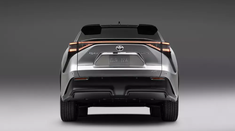 Toyota sẽ tung bZ4x vào Thái Lan ngay cuối năm nay, Việt Nam háo hức chờ tin Noriaki Yamashita – Chủ tịch Toyota Motor Thái Lan đã tiết lộ với phương tiện truyền thông rằng, mẫu crossover chạy điện mới nhất - bZ4X sẽ được tung ra tại Thái Lan vào cuối năm nay.  Đây được cho là một bước đi quan trọng của Toyota nhằm thúc đẩy hoạt động sản xuất phụ kiện xe điện tại Thái Lan và tiếp tục duy trì mục tiêu là biến Thái Lan trở thành cơ sở sản xuất chính để lắp ráp các mẫu xe điện trong tương lai. Theo kế hoạch, bZ4X sẽ có mặt tại Thái Lan vào cuối năm 2022 và với hai phiên bản được cung cấp bao gồm: mô hình cơ sở dẫn động cầu trước với một động cơ điện gắn trên trục trước cho công suất 201 mã lực và mô men xoắn 265Nm; mô hình phiên bản dẫn động bốn bánh sử dụng hai động cơ điện một cho trục trước và một trục sau khác tạo ra công suất 215 mã lực và mô-men xoắn 336 Nm. Cả hai mẫu xe đều sử dụng pin lithium 71,4 kWh và được làm mát bằng dung dịch. Khi được sạc đầy, phạm vi hoạt động là hơn 450 km. Toyota tuyên bố rằng pin sẽ không bị mất quá 10% hiệu suất trong 10 năm hoặc 240.000 km. Pin của bZ4X được trang bị đầy đủ các tính năng an toàn như kiểm tra điện áp, nguồn cấp và nhiệt độ ở mỗi cấp tế bào giúp pin sử dụng được lâu bền. Nếu hệ thống phát hiện sự tích tụ nhiệt bất thường thì hệ thống làm mát được tự động kích hoạt. Khi được tung ra thị trường, Toyota bZ4X Electric Crossover sẽ trở thành mẫu xe điện đầu tiên của Toyota được trang bị hệ thống lái điện mang lại cảm giác lái tốt hơn và giảm độ rung cho vô lăng. Hệ thống này có tên “One Motion Grip”, tuy nhiên hệ thống này sẽ chỉ có sẵn ở một số thị trường nhất định và nhiều khả năng chỉ ưu tiên cho các thị trường khó tính như Mỹ hoặc EU… bZ4X cũng được trang bị hệ thống Toyota Safety Sense thế hệ thứ 3 có các tính năng mới và cải tiến như phạm vi phát hiện mở rộng. giúp ngăn ngừa một loạt các rủi ro của các tai nạn thông thường. Hệ thống đa phương tiện mới với bản cập nhật phần mềm trực tuyến hoặc 'over-the-air' (OTA) cũng có sẵn. Đại diện Toyota Thái Lan sẽ tiết lộ thông tin chi tiết và giá cả vào thời điểm gần ngày ra mắt thị trường. Việc bàn giao xe sẽ được thực hiện trước tại Mỹ, Châu Âu, Nhật Bản và Trung Quốc từ giữa năm 2022. Đối với Thái Lan, bz4X dự kiến sẽ ra mắt tại Triển lãm Ô tô vào đầu tháng 12 năm 2022 hoặc có thể sớm hơn. Thị trường ô tô các nước Đông Nam Á có tiềm năng khác như Malaysia, Indonesia, Việt Nam dự kiến cũng sẽ nhận được sự quan tâm nếu được lắp ráp tại Thái Lan.