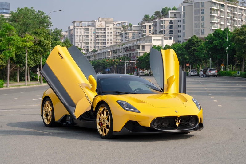 Siêu xe Maserati MC20 đầu tiên trên thế giới được mạ vàng thật khắp xe thuộc về Việt Nam