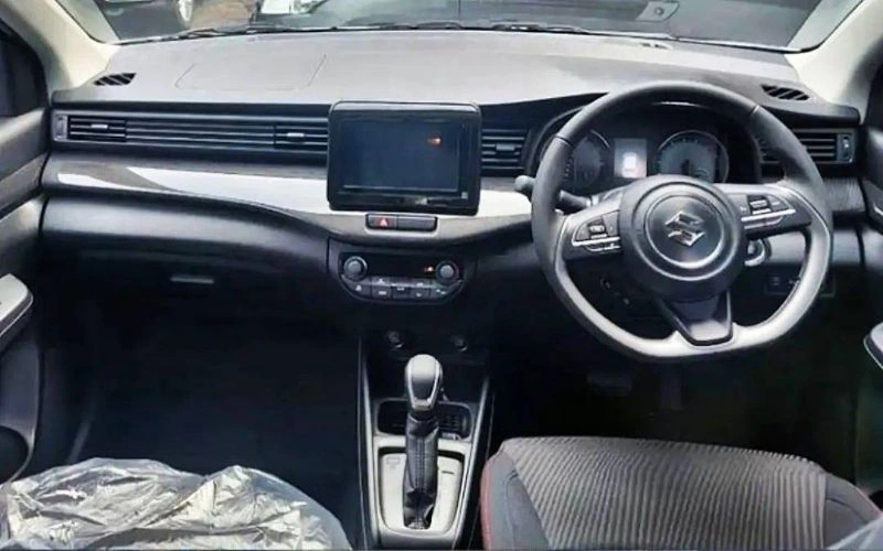 Nội thất của Suzuki Ertiga Hybrid 2022 được bổ sung đèn trang trí cabin, mặt đồng hồ có thêm đèn báo tính trạng pin.