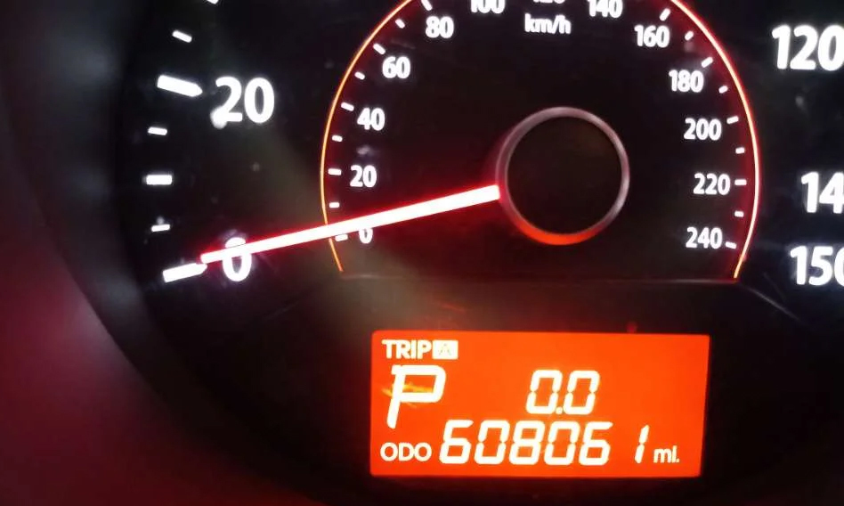 Công-tơ-mét ghi nhận quãng đường 608.061 dặm (978.579 km) của chiếc Kia Sorento đời 2012. Ảnh: Reddit