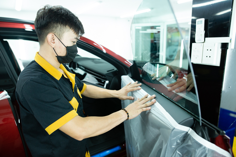 Thi công dán phim cách nhiệt ô tô chuyên nghiệp tại Proauto.vn