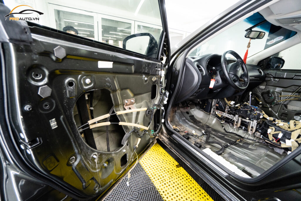 Cách âm chống ồn xe Mercedes Benz E-Class mang lại nhiều tiện ích cho người lái