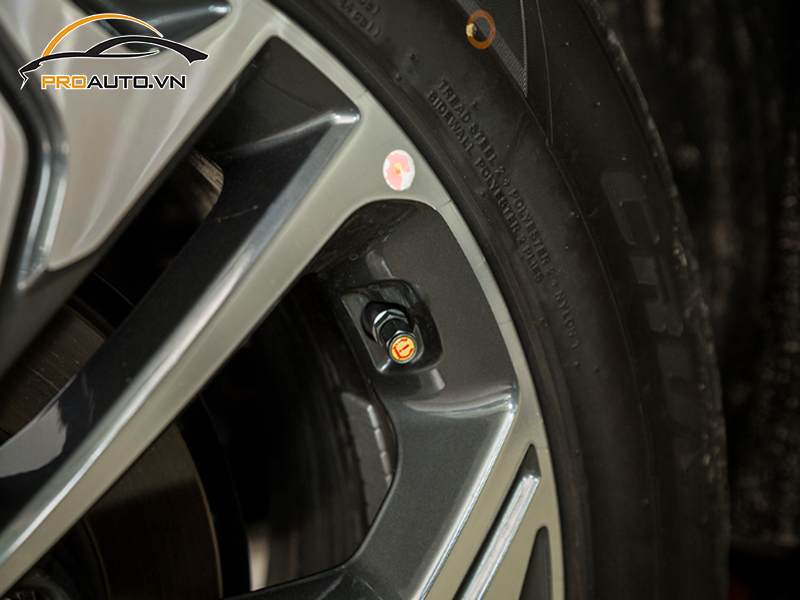 Lắp cảm biến áp suất lốp cho xe Hyundai Grand i10