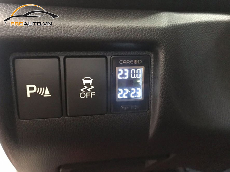 Lắp cảm biến áp suất lốp cho xe Toyota Hiace