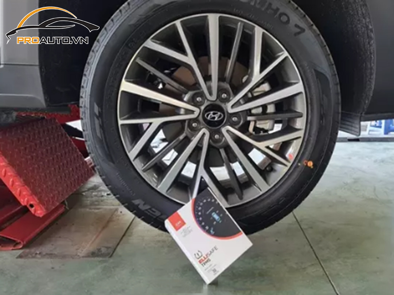 Lắp cảm biến áp suất lốp cho xe Hyundai Tucson