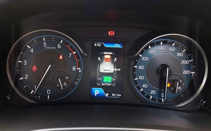 Nội thất của Suzuki Ertiga Hybrid 2022 được bổ sung đèn trang trí cabin, mặt đồng hồ có thêm đèn báo tính trạng pin.