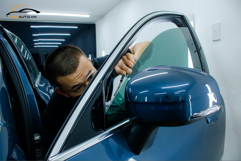 Một số kinh nghiệm hữu ích khi dán phim cách nhiệt ô tô tại Hưng Yên