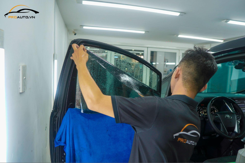 Một số kinh nghiệm hữu ích khi dán phim cách nhiệt ô tô tại Kon Tum