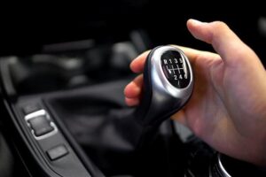 10 thói quen xấu khi lái xe ô tô tàn phá xe nhanh nhất phụ nữ thường mắc phải