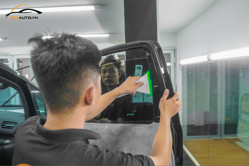 Quy trình dán phim cách nhiệt ô tô tại Hà Tĩnh