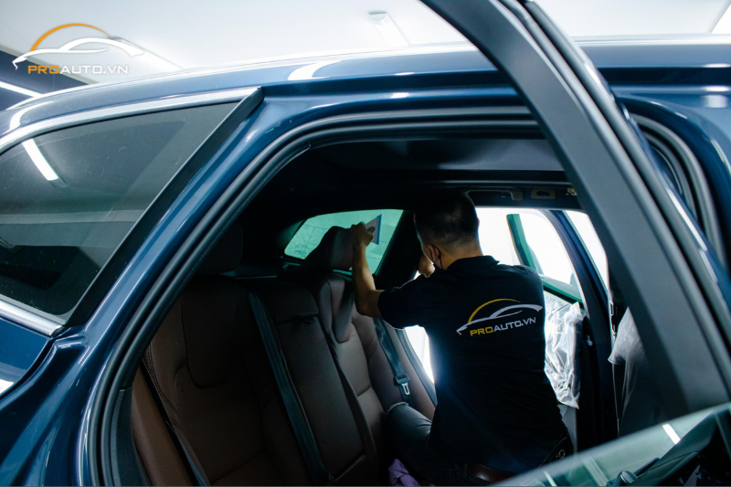 Quy trình dán phim cách nhiệt ô tô tại Lai Châu