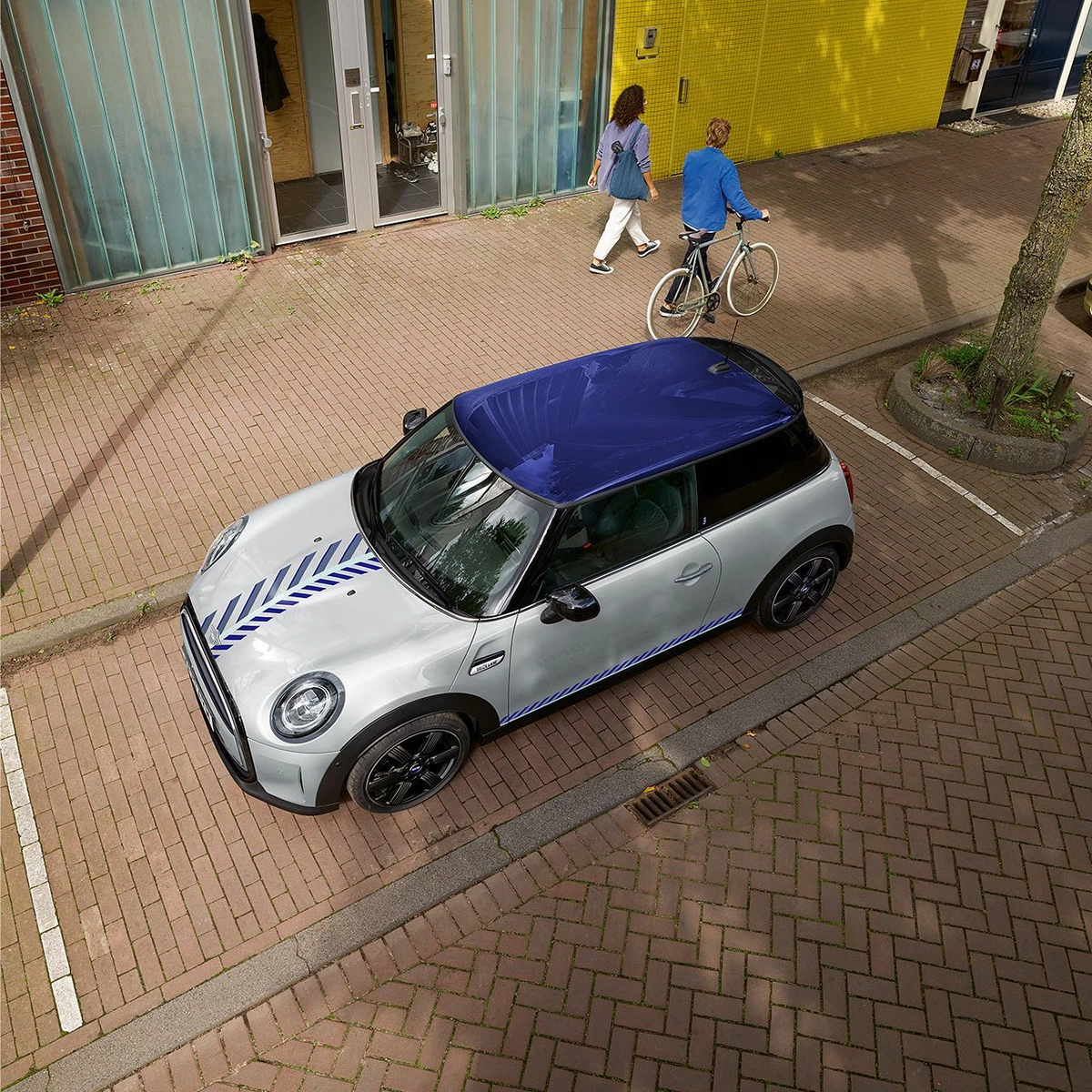 Tất cả mẫu MINI Brick Lane Edition đều có ngoại thất màu trắng bạc Metallic, kết hợp mui xe màu xanh Soul Blue, ốp gương chiếu hậu có màu đen và viền mạ crôm.