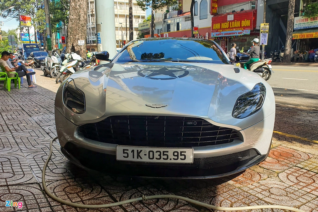 Aston Martin DB11