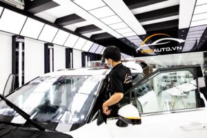 Phim cách nhiệt kính lái ô tô