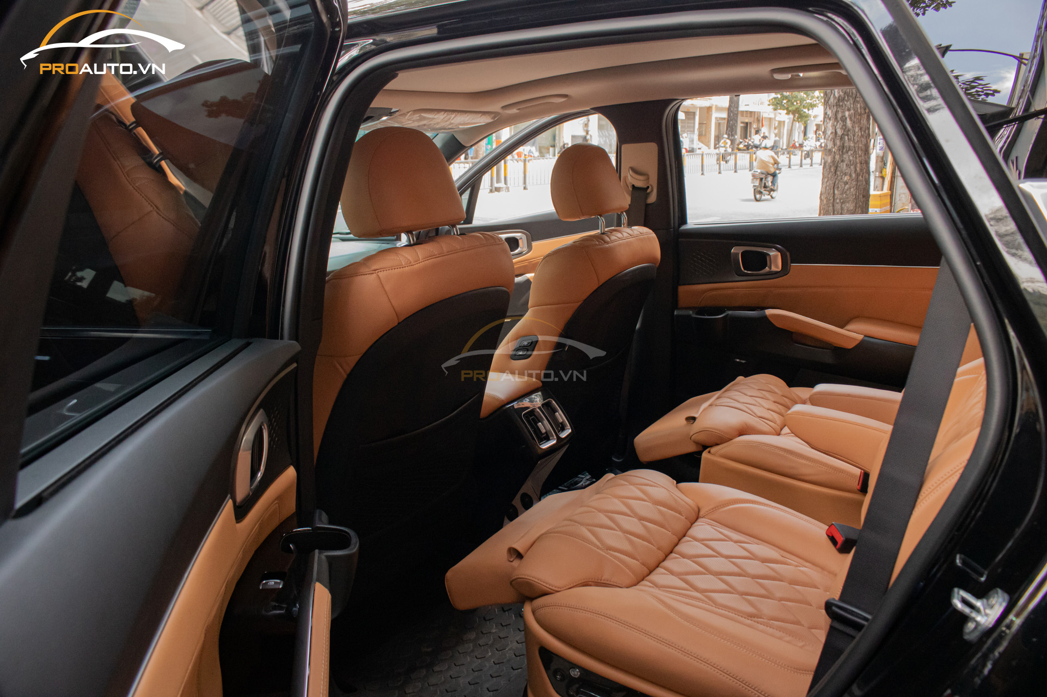 Khách hàng nên tham khảo thông tin để chọn cách độ ghế Limousine xe  phù hợp nhất với mong muốn 