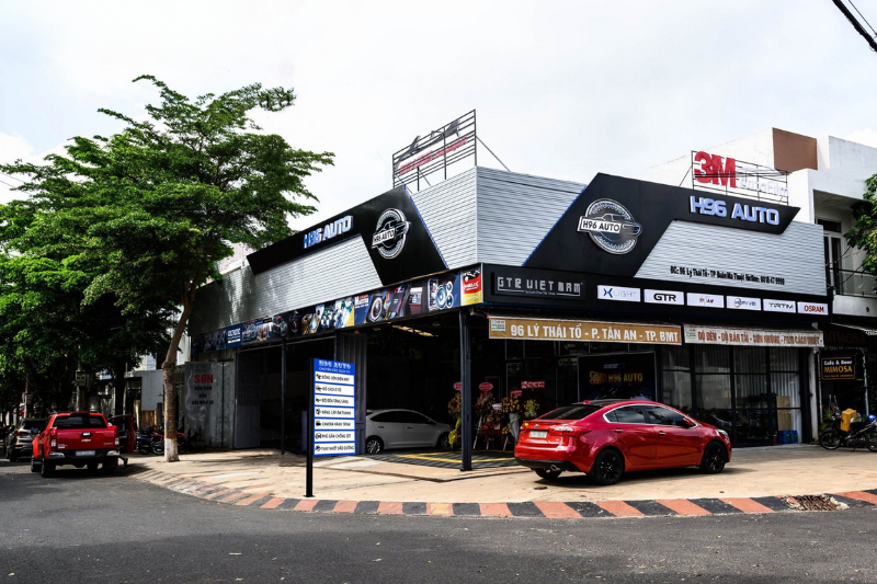 Đội ngũ nhân viên tại H96 Auto luôn cập nhật những công nghệ mới