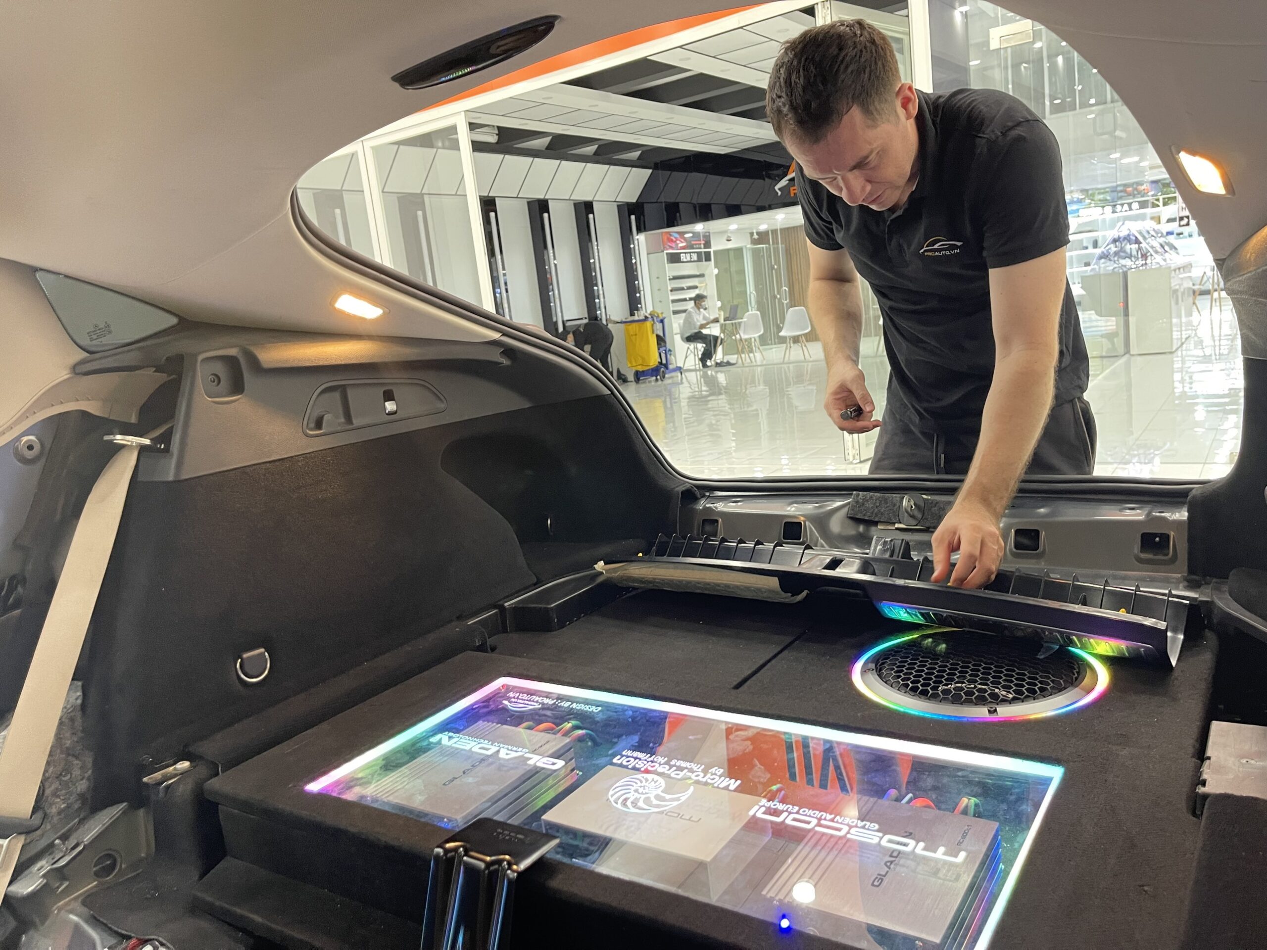 Thi công nâng cấp âm thanh xe hơi