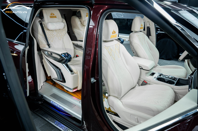 Kia Carnival chọn phiên bản trắng bọc ghế ô tô