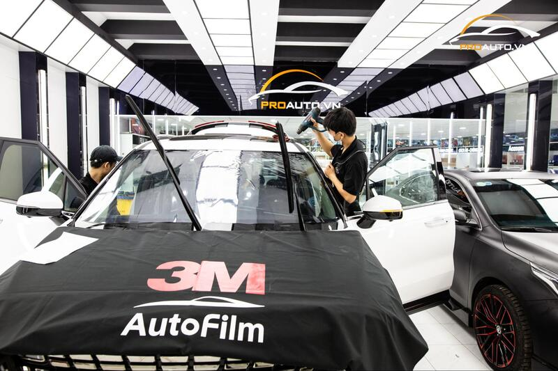 Kỹ thuật viên dán phim cách nhiệt 3M chính hãng chống tia UV độc hại 