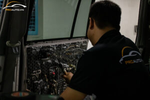 Dán cách âm ở cánh cửa hạn chế tiếng ồn cho xe