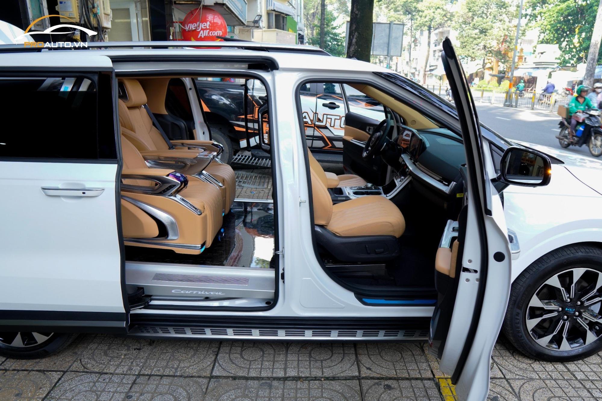 Độ ghế limousine xe Kia Carnival mẫu mới