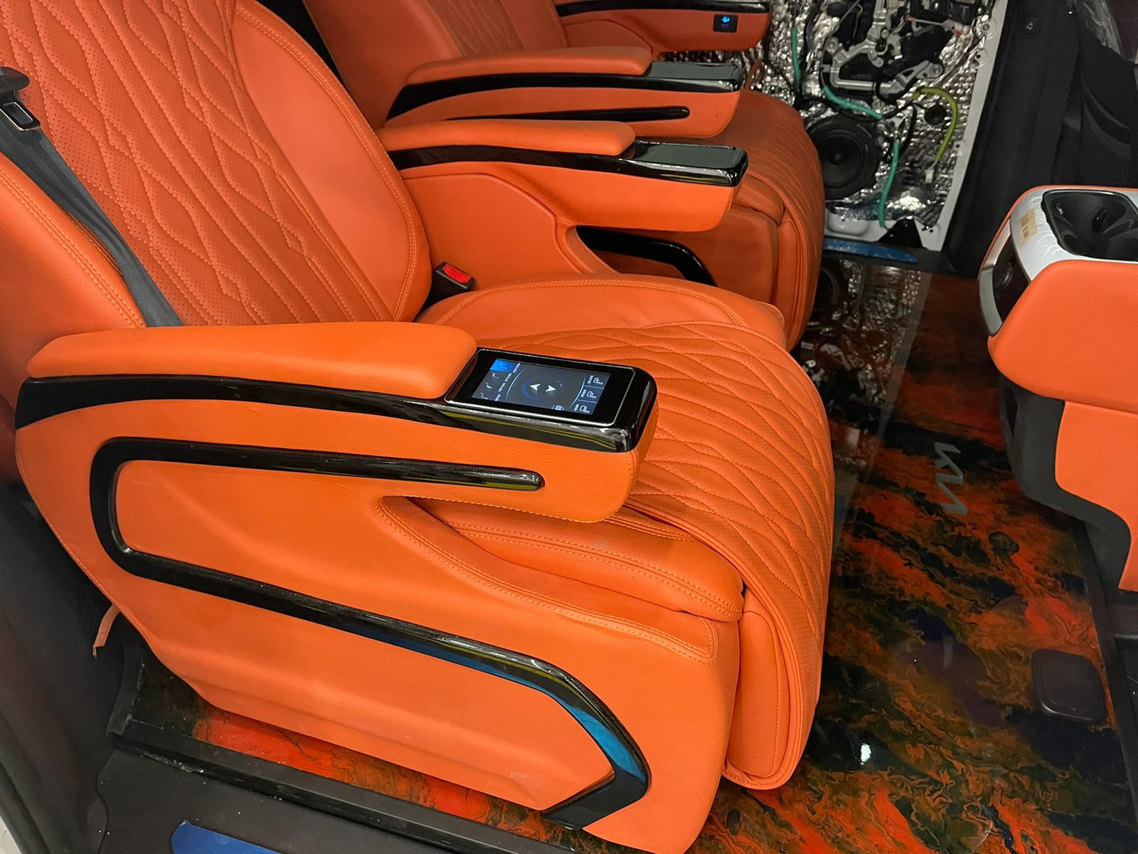 Mẫu ghế Limousine tích hợp màn hình cảm ứng đầu tiên tại Việt Nam
