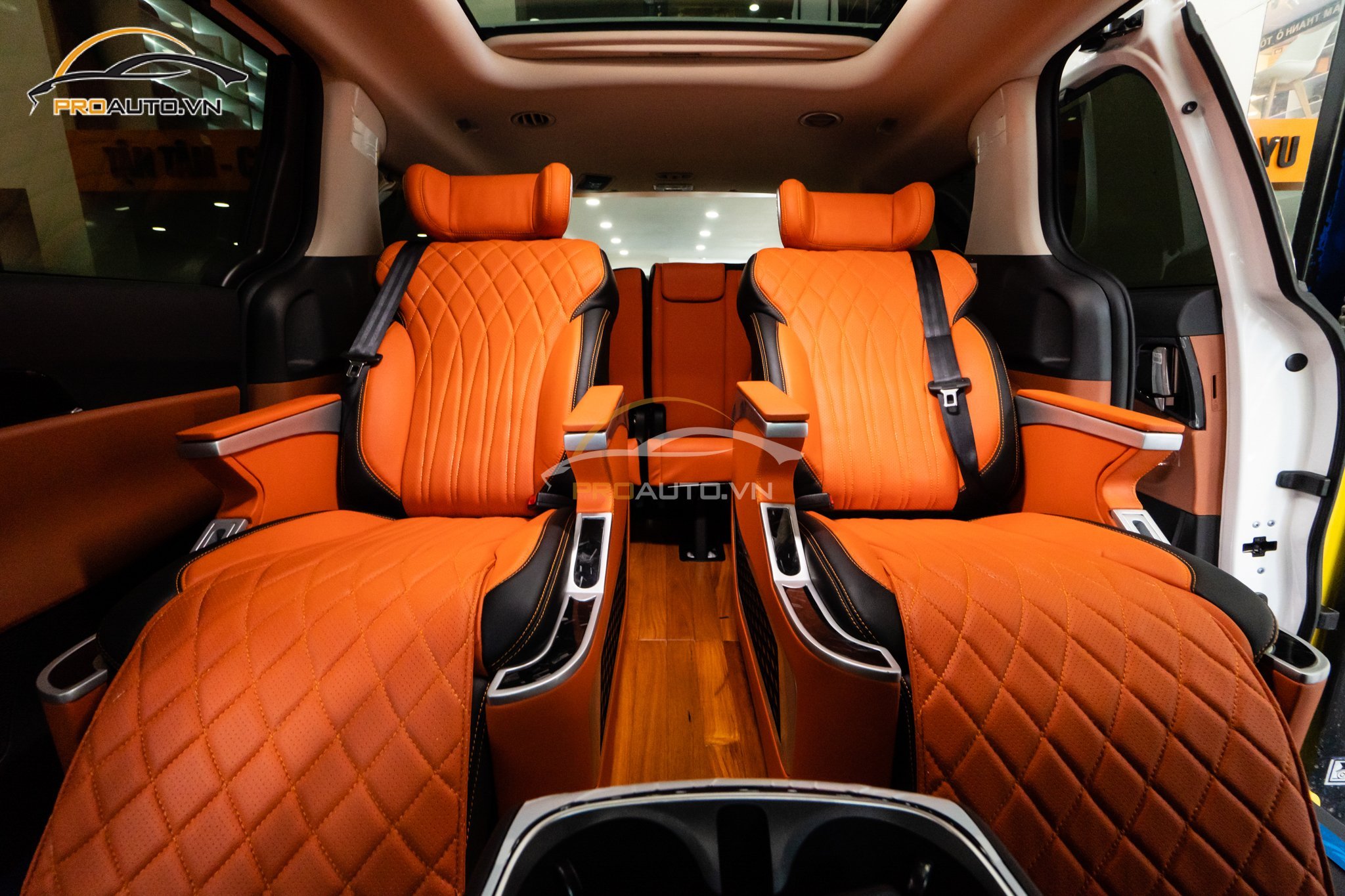 Kia Limousine độ ghế màu cam _ tương sinh với người mệnh Hỏa