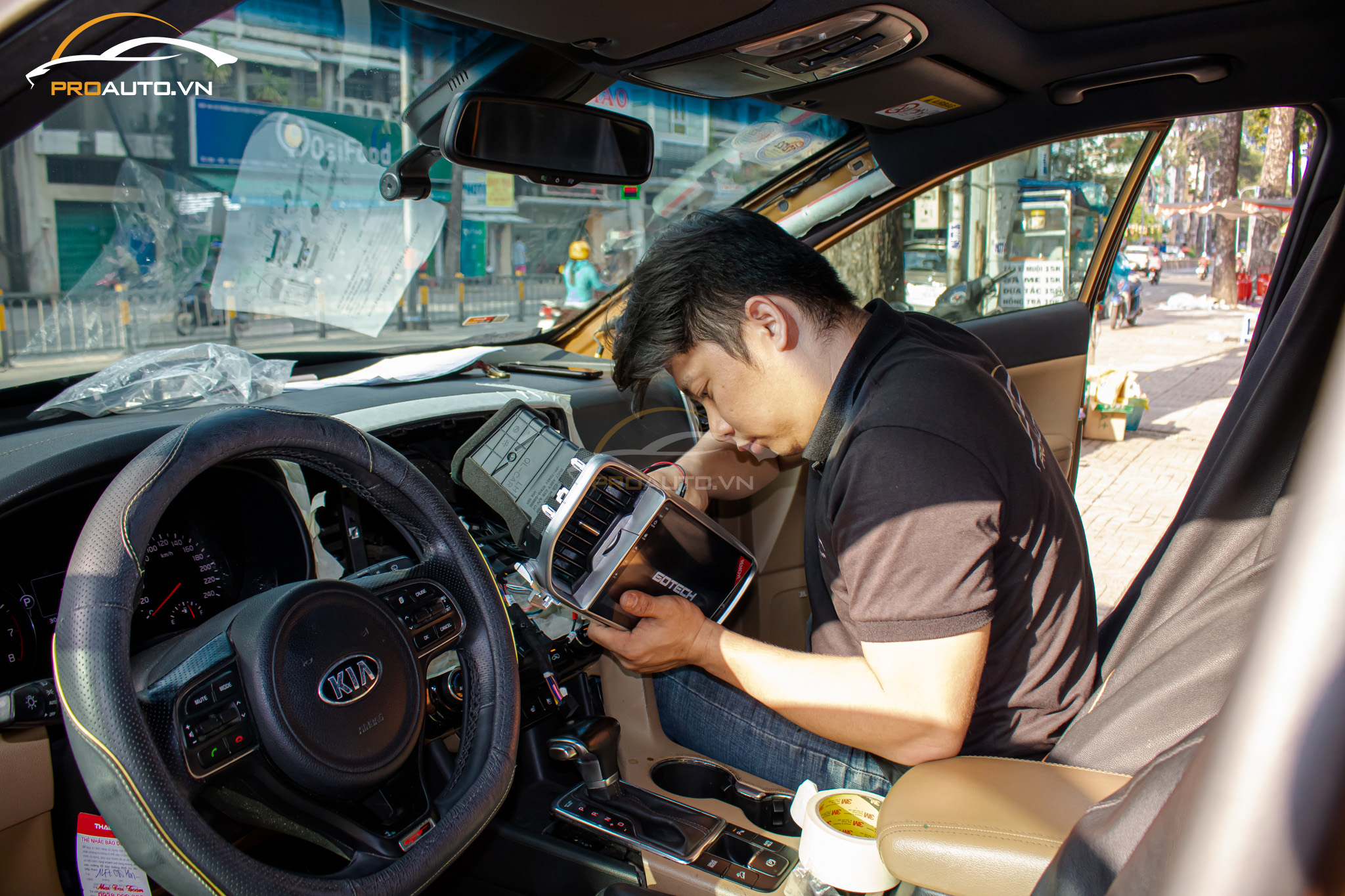 Thi công lắp màn hình Android Gotech cho ô tô tại ProAuto.vn
