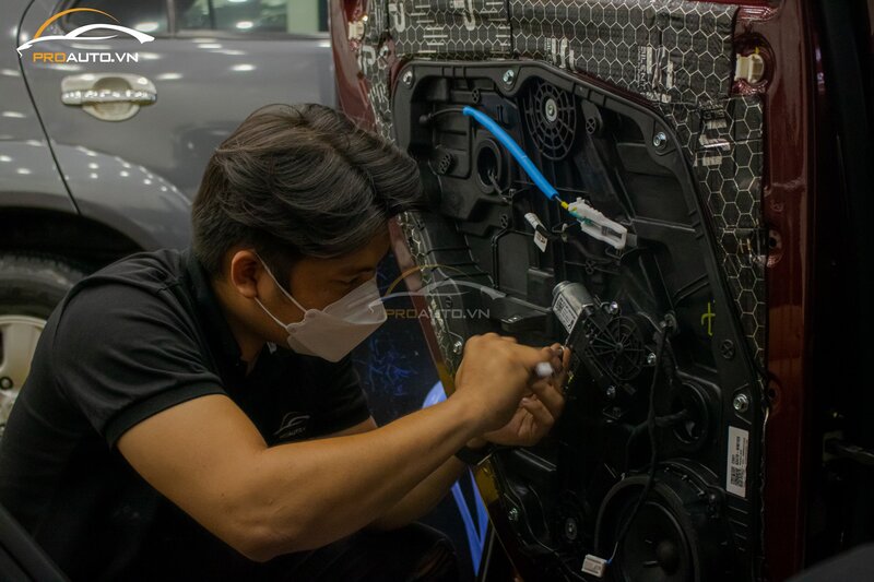 Kỹ thuật viên âm thanh thi công lắp đặt loa ô tô