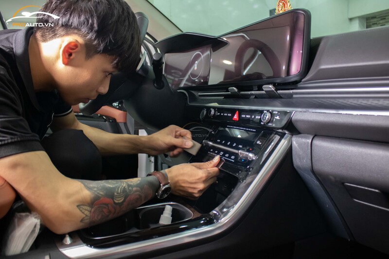 Hình ảnh thi công dán PPF nội thất xe hơi tại ProAuto.vn