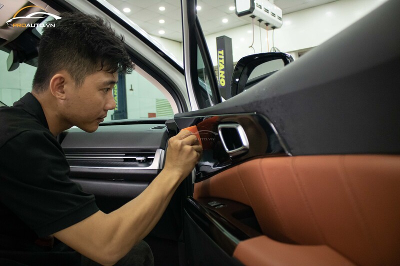 Hình ảnh thi công dán PPF nội thất xe hơi tại ProAuto.vn