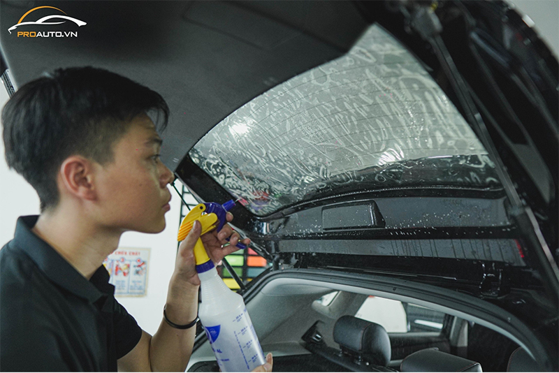 Thi công dán phim cách nhiệt cho xe ô tô tại PROAUTO.VN