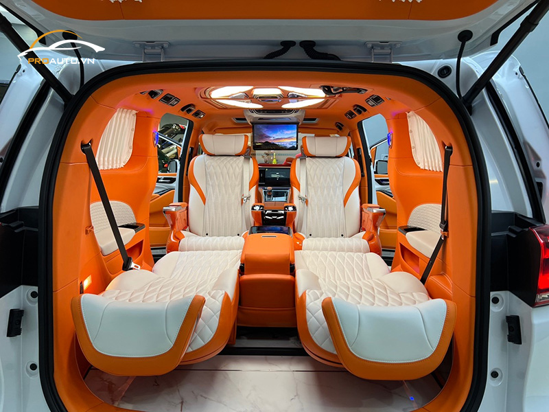 Ghế Limousine Hyundai Custin 2024 được làm từ chất liệu da cao cấp 