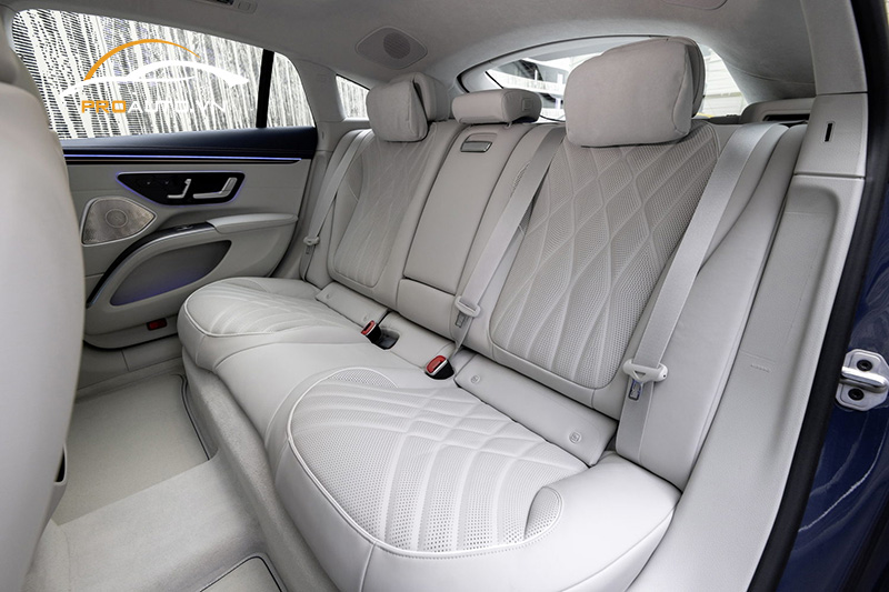 Ghế ngồi ở khoang lái của xe Mercedes-Benz EQS SUV 2024 được bọc da cao